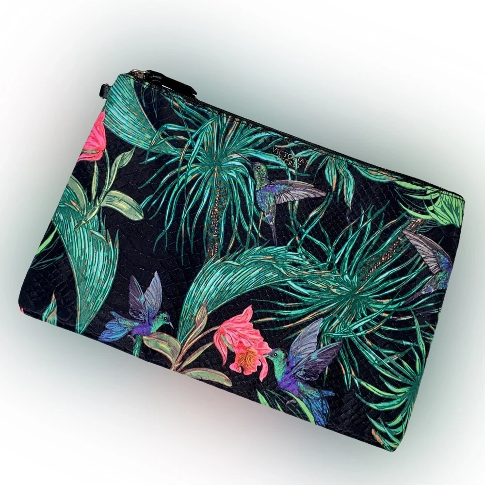 NWOT VICTORIA’S SECRET BLACK FLORAL PALM LEAF CLUTCH 🌺